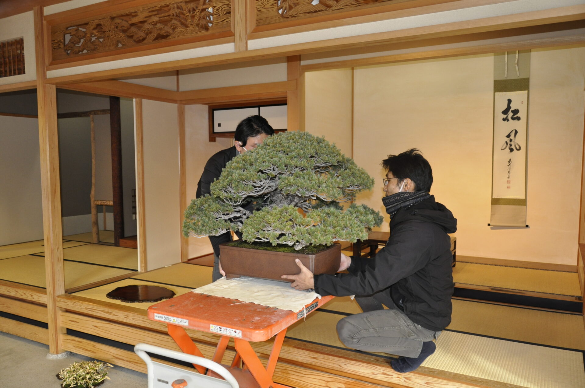 Changing the exhibit (shin style room）