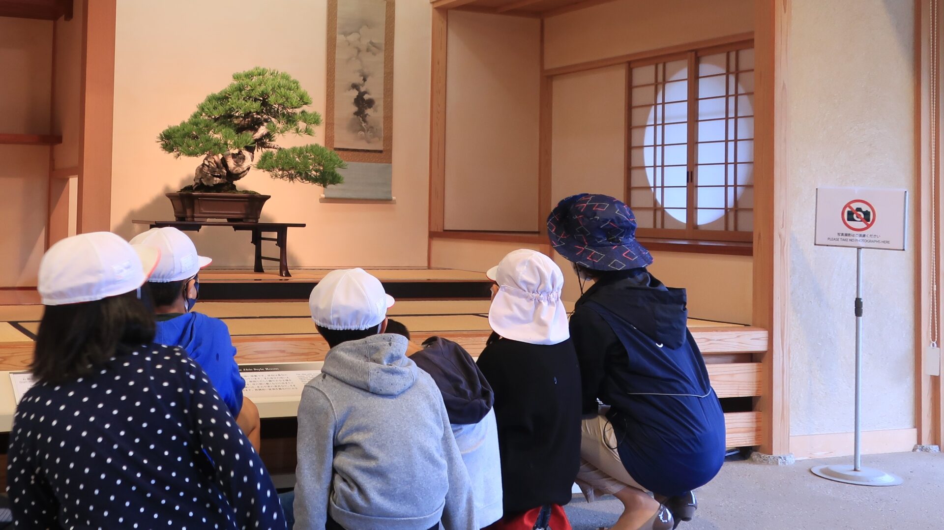 Introducing the exhibits to elementary school students (shin room).