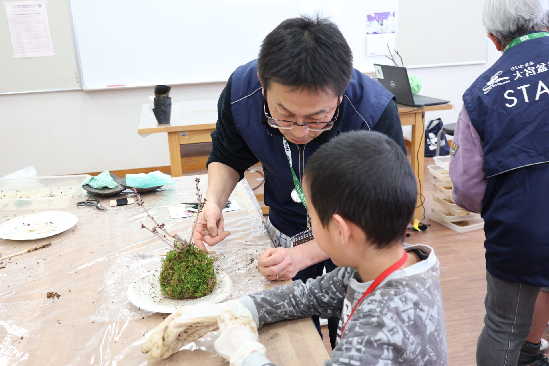 子ども向けにも開催! (大久保東公民館にて。素材は御殿場桜)
